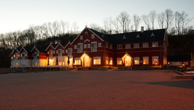 Badehotel Dyvig in der Dämmerung.