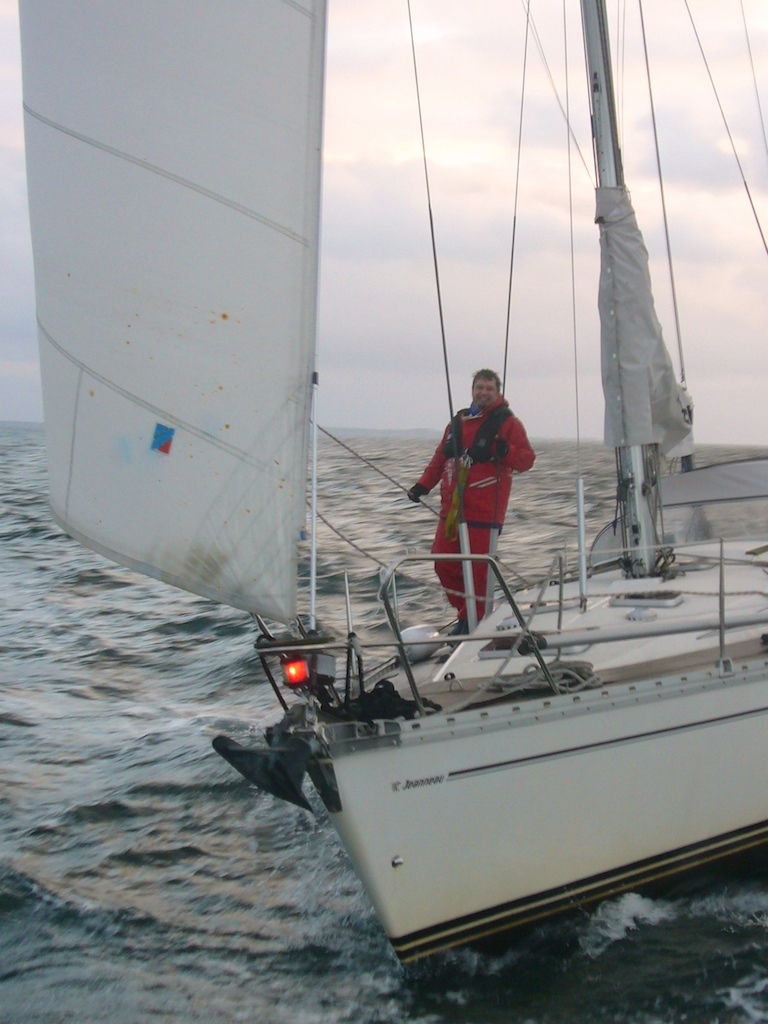 Die Frisur sitzt; Weltumsegler Pose kann er auch - Segeln macht das Boot.