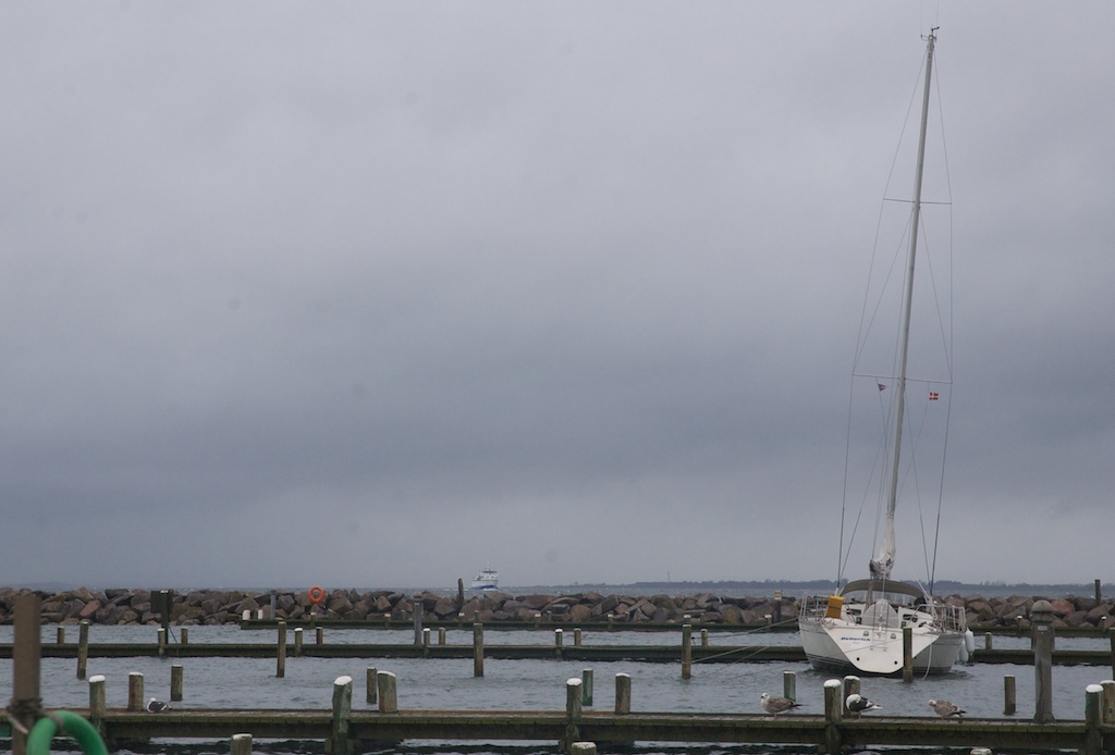 Die Beberich alleine in Soby. Vom Wind hat sie selbst im Hafen Schraeglage.